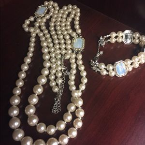 Pearl Necklace & Bracelet to match
